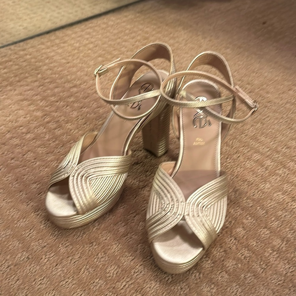 EXE OPHELIA PLATFORM HEEL GOLD, SIZE 10, 40 Euro